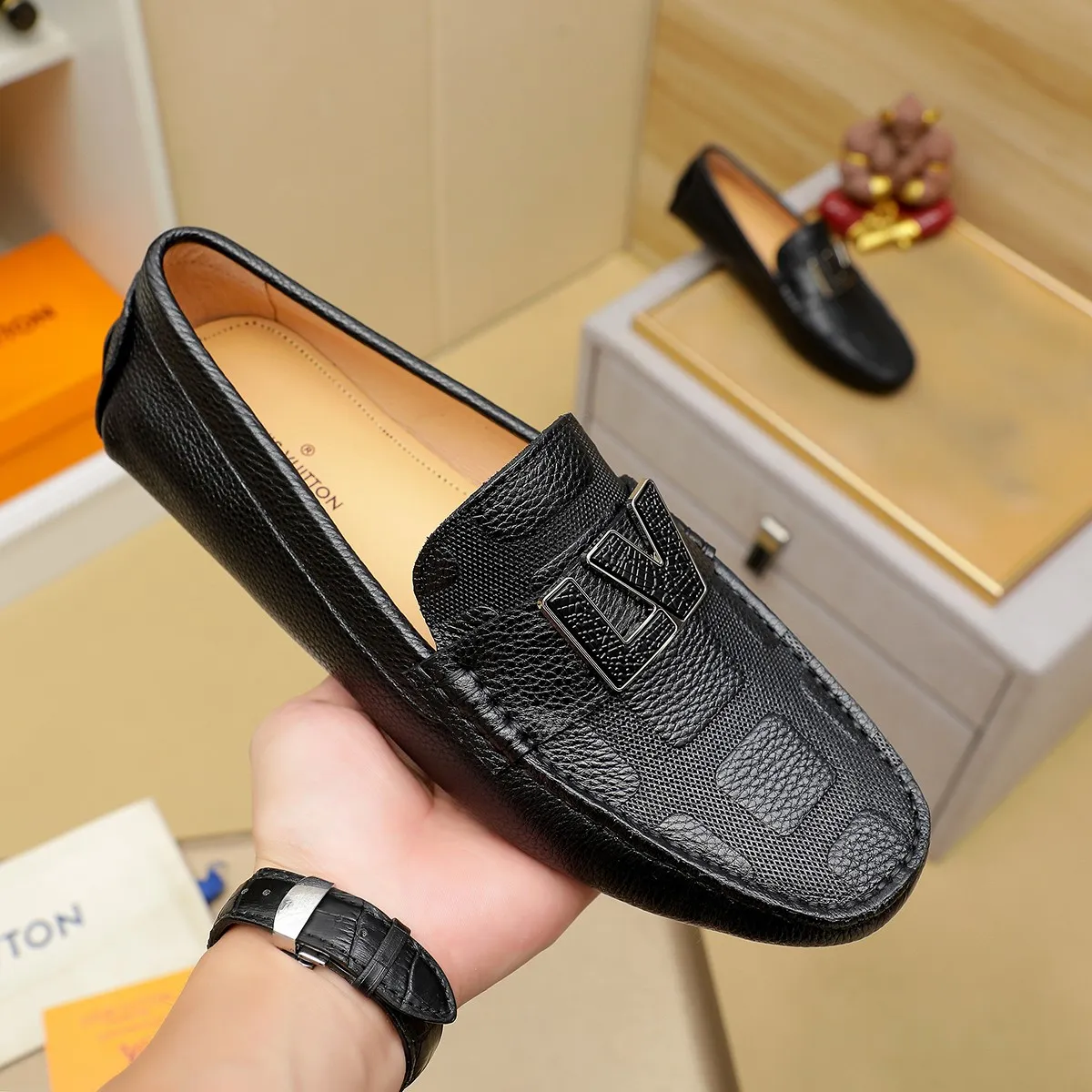 Men's shoes 💰360 💰 LV Louis Vuitton's top-quality Peaches men's shoes 💯Original copy of the official website, the upper is made of imported official website 1:1 material ❌Italian 🇮🇹 cowhide surface, imported pigskin lining. It’s definitely not made with ordinary craftsmanship, it’s the model used by celebrities! The factory’s craftsmanship is designed to create the most perfect shoes for trendy men! Colors available! 38-44 yards